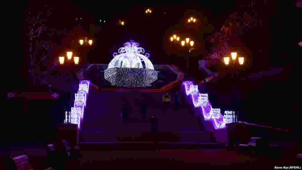 На Синопском спуске размещена инсталляция «Фонтан»