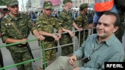 Виктор Шендерович участвует в акциях протеста не первый год. Это Пушкинская площадь, 2007 год.