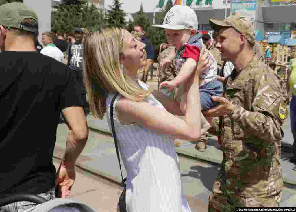 На свято прийшли не тільки мешканці Маріуполя, а й військові та їхні сім’ї