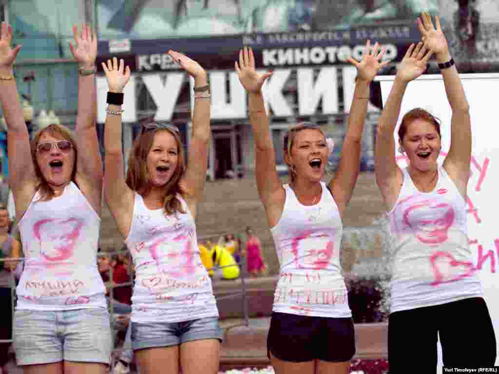 На вопросы журналистов, чем им нравится Путин, участницы представления отвечали, что он красивый.