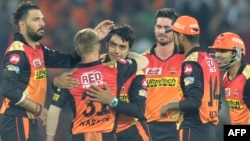 ډيويډ وارنر، يوراج سينګ او نور لوبغاړي راشد خان ته په ويکټ اخيستو مبارکي ورکوي