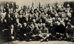 Делегати III Українського Далекосхідного з'їзду. Хабаровськ, 7-12 квітня 1918 року. У центрі сидить голова з’їзду Юрій Глушко-Мова (в кубанському строї і в козацькій шапці)