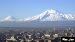 არარატის თოვლიანი მწვერვალი, რომელიც დღევანდელი თურქეთის ტერიტორიაზე მდებარეობს, მაგრამ სომხეთის დედაქალაქს, ერევანს გადაჰყურებს (არქივის ფოტო)