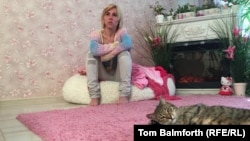 Activist Keri Guggenberger in her Moscow apartment that she shares with six cats: "They tried to scare me, but it didn't work."