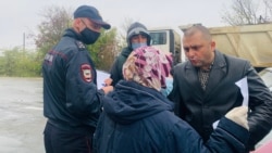 Сотрудники полиции и мама Рустема Эмирусенова (Фото: «Крымская солидарность»)