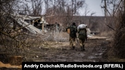 Матроси морської піхоти несуть їжу на передові позиції поблизу Широкина