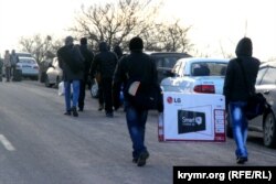 Люди перетинають адміністративний кордон з Кримом пішки