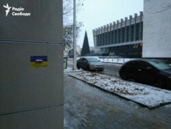 Русская драма и наклееные проукраинские листовки рядом. Оккупированный Луганск