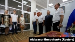 Мешканці окупованої частини Донбасу отримують російські паспорти в міграційному управлінні МВС РФ, Ростовська область, 14 червня 2019 року