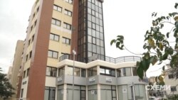 На третьому поверсі тамтешньої 7-поверхівки розташована кіпрська філія вже державного «Приватбанку»