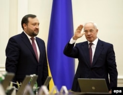 Микола Азаров та Сергій Арбузов (ліворуч)