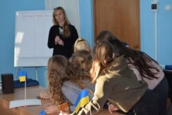 Светлана Бацюкова и ученицы 7 класса лисичанской школы