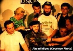 Ахъяд Идигов, Усман Имаев и Аслан Масхадов после российско-чеченских переговоров 30.07.1995. В шляпе стоит Ширвани Басаев