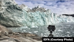 Забруднене повітря утворює парниковий ефект. Через нього тануть льодовики Гренландії. Це змінює температуру води у світовому океані