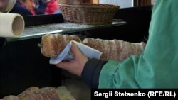 Виготовляється трдельник з дріжжового тіста, що тримається навколо палиці