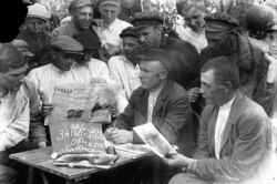 Уповноважений розповідає селянам із села Удачне про новий податок. Донеччина, 22 травня 1930 року