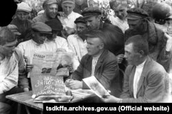 Уповноважений Гришинського райземвідділу пояснює селянам с. Удачне Гришинського району Донецької області зміст Декрету про новий сільськогосподарський податок, 22 травня 1930 року. Автор фото: Марко Желізняк. ЦДКФФА України імені С. Пшеничного