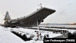 Авіаносець ВМФ Росії «Адмирал Кузнецов» на верфі в Мурманську, Росія. Архівне фото