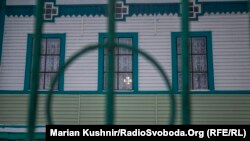 Вигляд на вікна церкви святого Миколая Чудотворця на Житомирщині