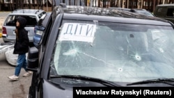 Розстріляний російськими солдатами автомобіль з написом «Діти» під час масштабного вторгнення Росії до України. Київщина. 2022 рік