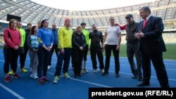 Президент України Петро Порошенко відвідав на стадіоні «Олімпійський» під час тренувань учасників міжнародних спортивних змагань «Ігри нескорених» (Invictus Games). Київ, 4 березня 2019 року
