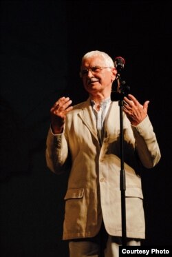 Євген Сверстюк виступає в театрі «Елізео» в Римі, 25 вересня 2011 року