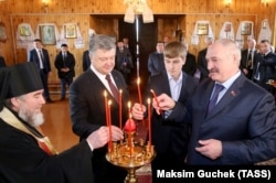 Петро Порошенко та Олександр Лукашенко з сином Миколою у церкві
