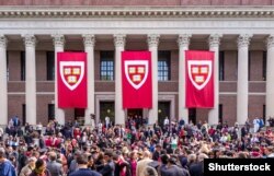 Гарвардський університет – один із найстарших закладів вищої освіти в США і найпрестижніших вишів у світі. На архівному фото студенти перед будівлею університету