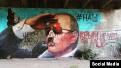 Неизвестные превратили Путина в Гитлера на граффити в Ялте и написали, что «Крым не наш». Архивное фото
