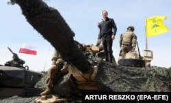 Посол США у Польщі Марк Бжезінський під час відвідин військовослужбовців США у Польщі під час військових навчань, 19 травня 2022 року