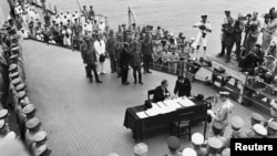 იაპონიის კაპიტულაციის აქტს ხელი 1945 წლის 2 სექტემბერს მოეწერა, ამერიკულ სამხედრო გემ USS Missouri-ზე, ტოკიოს ყურეში.