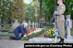 Міністр оборони Польщі Антоній Мацеревич кладе вінок на могилу генерала армії УНР Марка Безручка