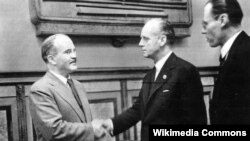 Молотов і Ріббентроп після підписання радянсько-німецького договору про дружбу і кордон між СРСР і Німеччиною