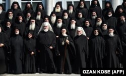 Православні єпископи Вселенського патріархату разом із патріархом Варфоломієм (у центрі в першому ряду) в соборі Святої Трійці в Стамбулі під час Синаксу, на якому йшлося і про автокефалію для церкви в Україні. 2 вересня 2018 року