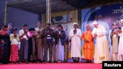 Папа римский Франциск на совместной молитве с мусульманами-рохинджа в Дакке