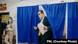 Прем’єр Лудовік Орбан голосує в своєму рідному селі Доброєшть на околиці Бухаресту, 6 грудня 2020 року. У нього в руці бюлетені і спеціальний штамп для голосування: в Румунії свій вибір позначають не «хрестиком» чи «галочкою», а такою печаткою, яку видає член виборчої комісії