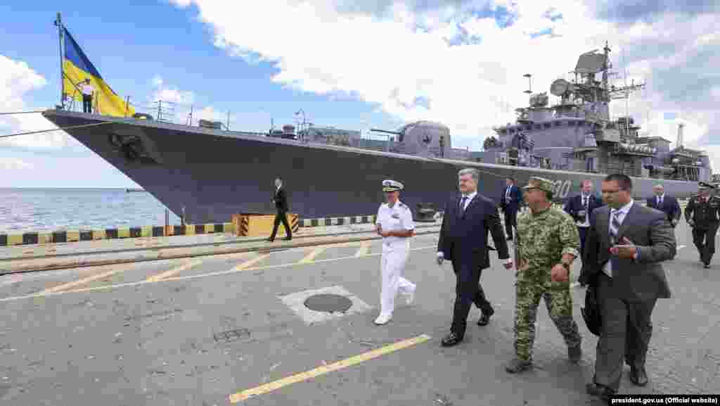 Міністр оборони України Степан Полторак (третій зліва) і президент України Петро Порошенко (другий ліворуч) на навчаннях «Сі Бриз-2018». Одеса, 16 липня 2018 року. НА ЦЮ Ж ТЕМУ