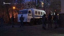 Задержанных во время обысков активистов оставили под стражей (видео) Задержанных во время обысков активистов оставили под стражей (видео)