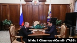 Президент РФ Владимир Путин и врио главы Калмыкии Бату Хасиков, 20 марта 2019 г.