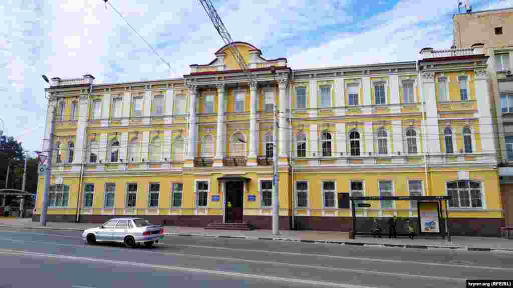 Старое здание возле кольца, в котором сейчас располагается предприятие «Черноморнефтегаз». В далеком 1816 году в сквере, который тогда здесь находился, был построен особняк для вице-губернатора. С 1858 года здание занимала Таврическая казенная палата, которая ведала казначействами, наблюдала за поступлением госдоходов, осуществляла контроль за расходом казенных средств