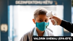 Перевірка температури у школяра, який прийшов до навчання. Приштина, Косово, 14 вересня 2020 року