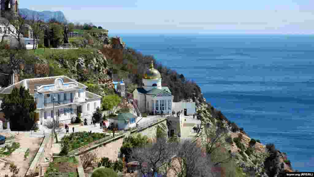 Свято-Георгиевский монастырь в Балаклаве. Мимо него пролегает дорога к популярному городскому пляжу «Фиолент». Этот спуск насчитывает около 800 ступенек по крутому склону горы