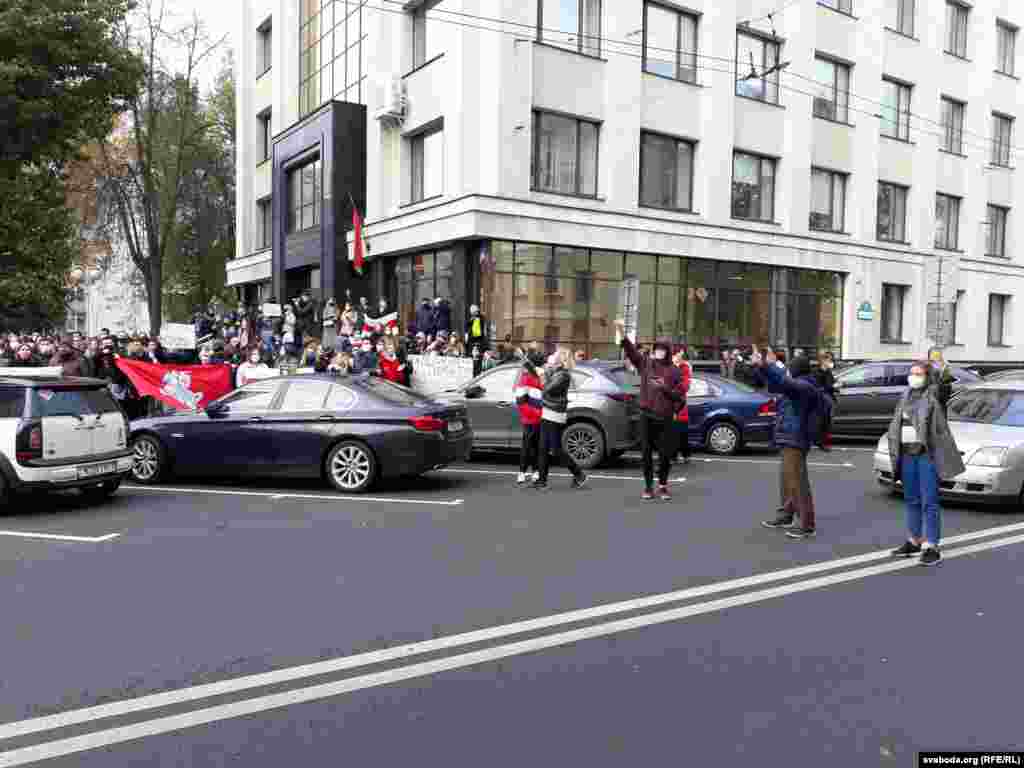 Протестувальники час від часу перекривають вулицю Ленінградську біля БДУ