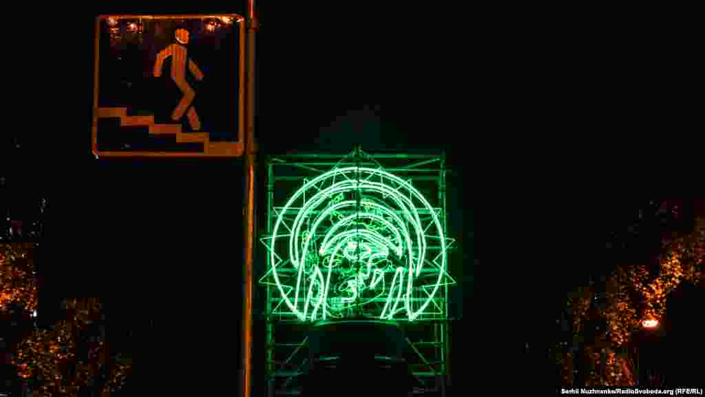 Художник розробив цей проект як спробу візуально сформулювати історичний вибір, зроблений українцями, коли вони прибрали пам'ятник Леніну зі свого місця