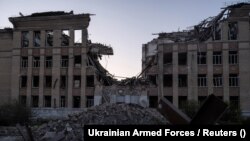 Будівля, що постраждала від російських ударів у Костянтинівці, 19 квітня 2025 року