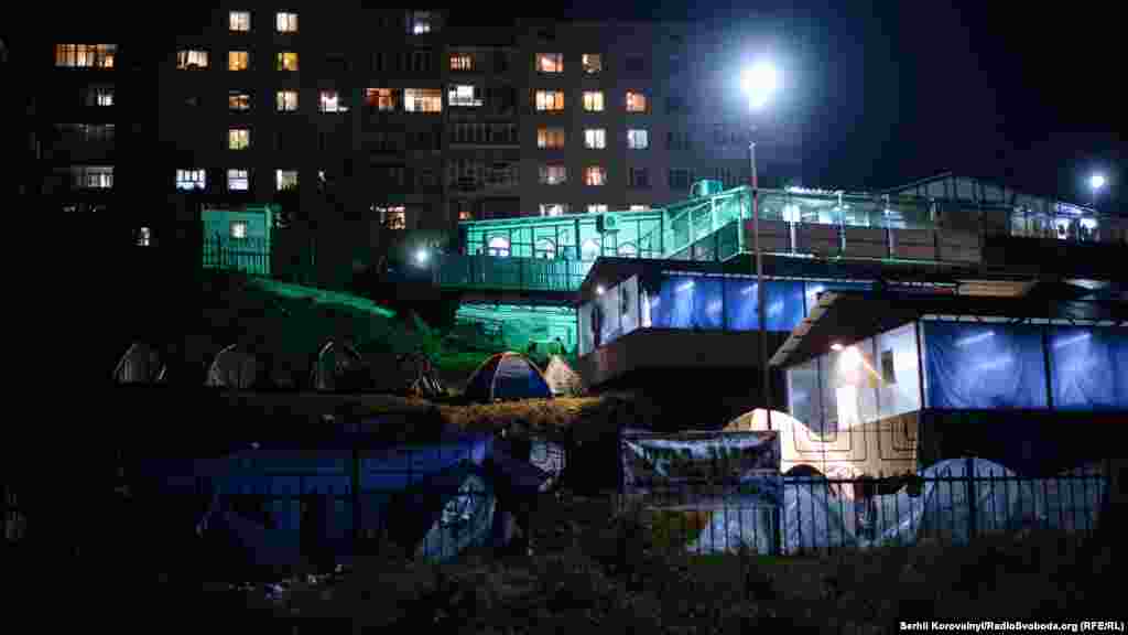 В этом году в Умань приехали, по примерным оценкам, более 30 000 хасидов. Они арендовали жилье в центре города, заняли гостиницы и хостелы, некоторые живут в палатках 