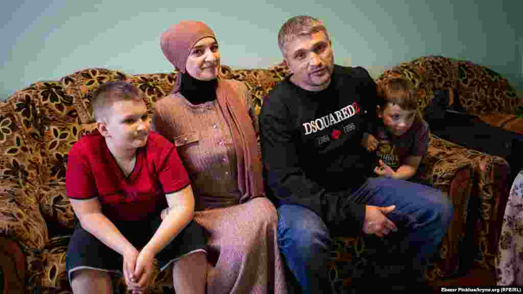 «После ареста я понял, что у нас почти нет семейных фотографий. Когда телефоны изъяли, их не осталось совсем, поэтому сейчас мы стараемся фотографироваться вместе», – рассказывает Мемедеминов