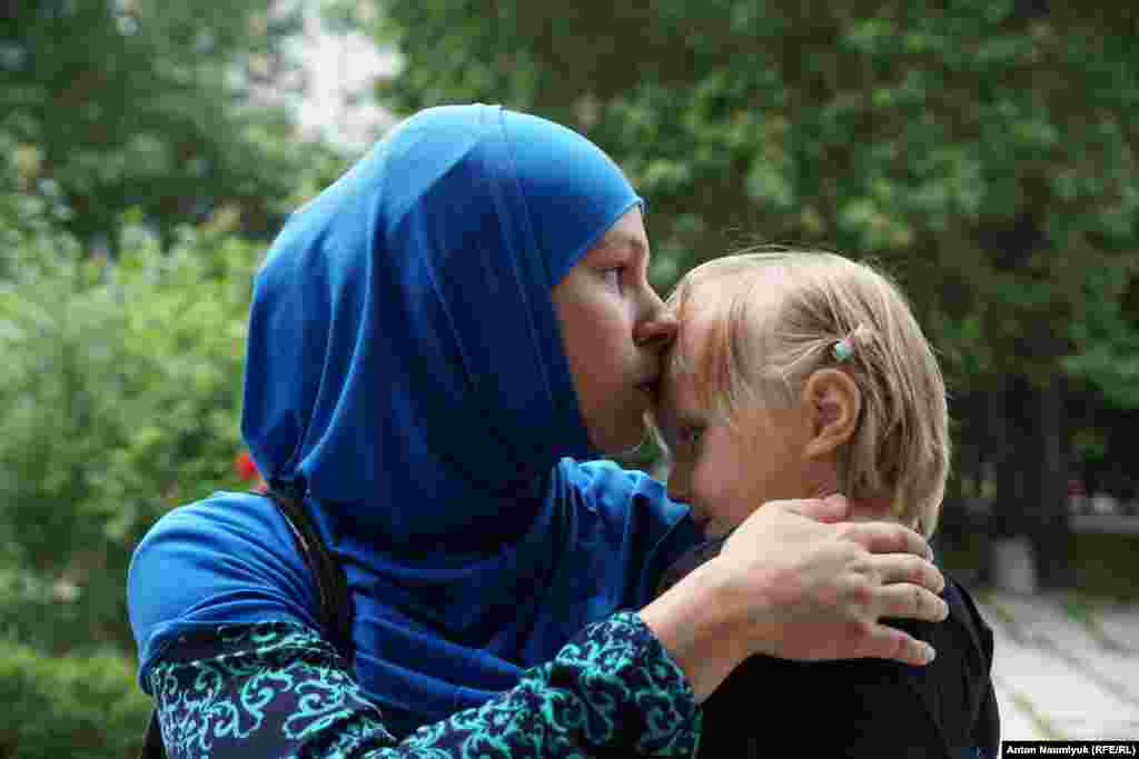 Жена фигуранта ялтинского «дела Хизб ут-Тахрир» Вадима Сирука Анна Богачева с ребенком