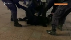 Санкт-Петербург: массовые задержания на протестах против войны в Украине (видео) Санкт-Петербург: массовые задержания на протестах против войны в Украине (видео)