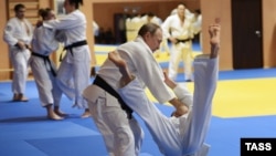 Путин вполне в состоянии кидать соперников. 8 января 2016 г.